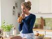 Vrouw met thorax-compressiemiddel drinkt een smoothie