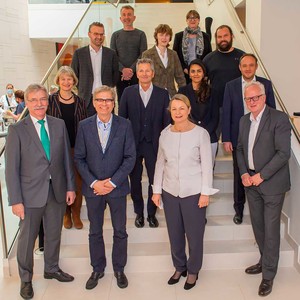 Von links nach rechts, von unten nach oben: Uwe Schettler (Juzo), Prof. Dr. med. Dieter Blottner, Dr. med. Anett Reißhauer, Roger Willms (Juzo), Dr. med. Barbara Netopil, Dr. med. Tobias Bertsch, Ebba Al Khames, Dr. med. Christian Denecke, Dr. med. Max Liebl, Dr. med. Christine Schwedtke, Matthias Reiband, Thomas Zähringer, Susanne Helmbrecht