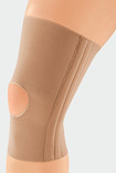 Knie met de JuzoFlex Genu 320 met een open patella in de kleur beige