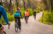 Eine Gruppe fährt zusammen in der Natur Fahrrad