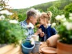 Oma und Enkeltochter sitzen im Garten