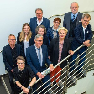 Vordere Reihe (v.l.n.r.): Susan Schlums, Prim. Dr. med. Christian Ure, Christine Hemmann-Moll, Prim. Dr. med. Christian Wiederer Hintere Reihe (v.l.n.r.): Mag. Franz Flaggl, Katharina Traußnig, Prim. Dr. med. Gert Apich, Dr. med. Christiane Stöberl, Dr. med. Gabriele Menzinger, Em. Prim. Dr. med. Walter Döller