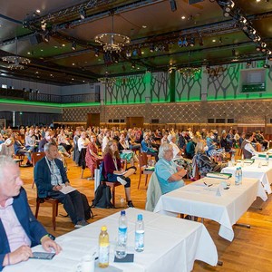 Das Symposium fand als hybride Veranstaltung mit mehr als 200 Präsenzteilnehmer*innen und über 150 registrierten Online-Teilnehmer*innen aus zwölf Nationen statt – neben Deutschland auch aus der Schweiz, Liechtenstein, Österreich, Bulgarien, Brasilien, Rumänien, Türkei, Kuweit, Kenia, Nigeria und Mauritius.